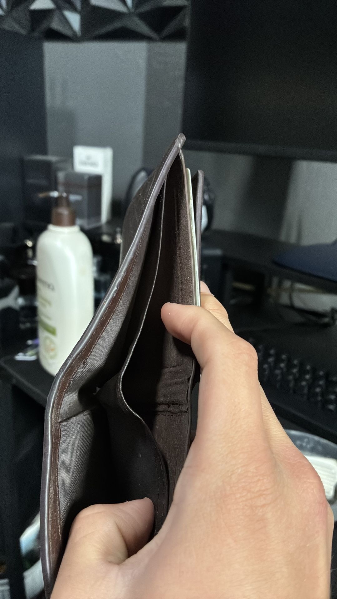 Men’s Brown Leather Bifold Wallet – Like New