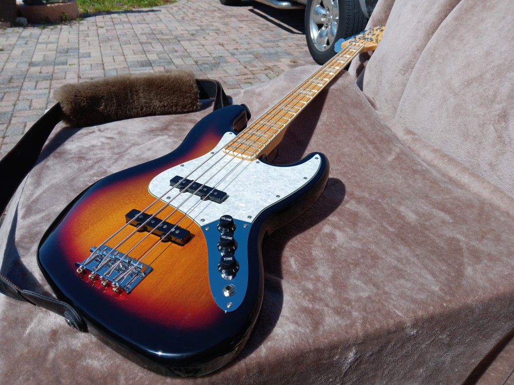 2018 Squier Vintage Modified Jazz Bass '77