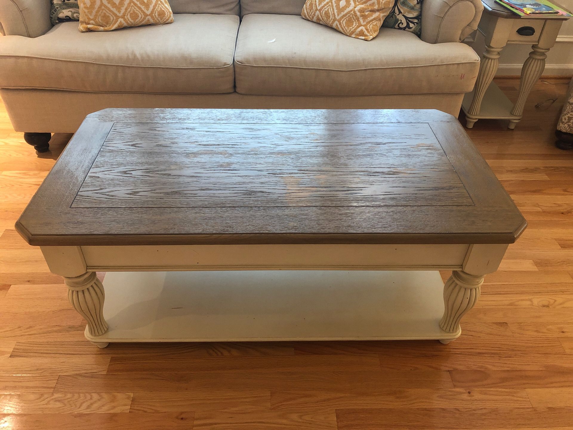 Extendable Wood coffee table