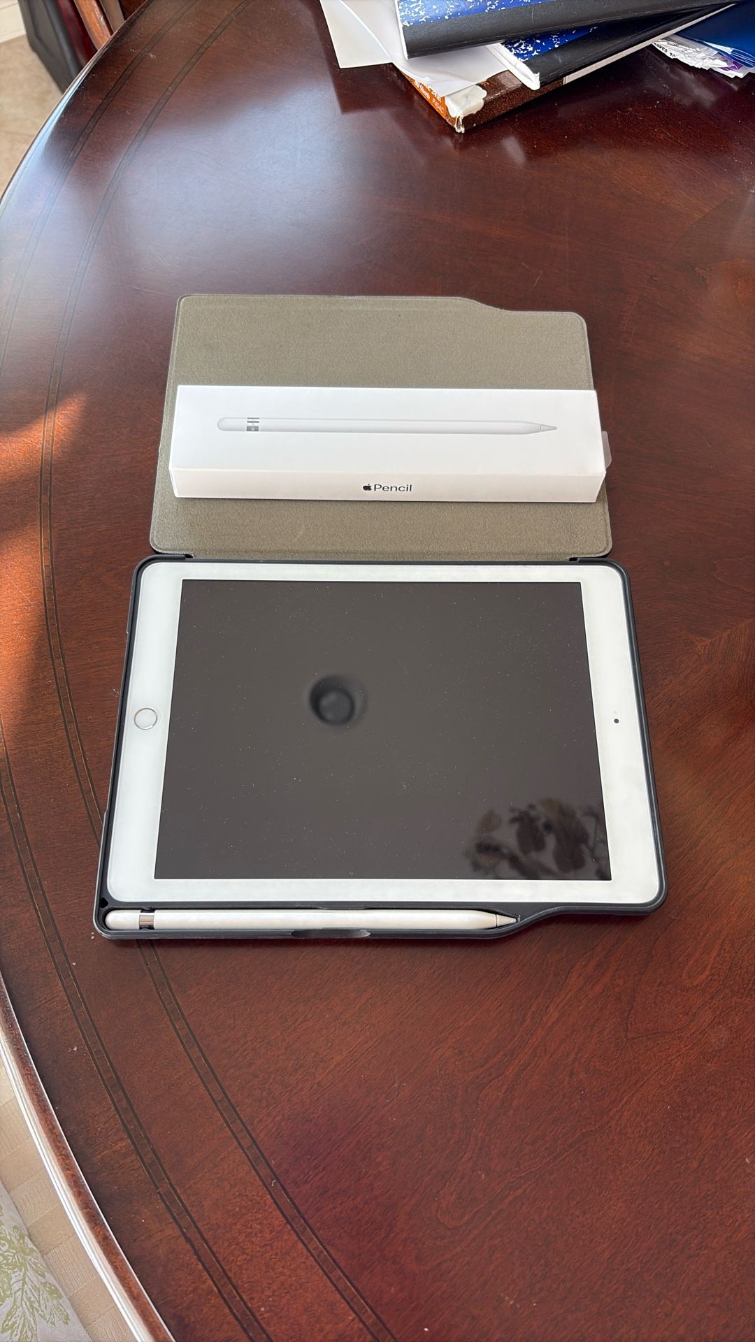 Apple iPad 6th Generation 32GB w/ Apple Pencil 1 and Case