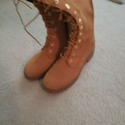 New boots Timberland Size 8 Like New never used