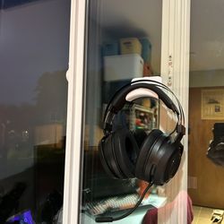 Brand New Headphone Earphone Mount Hanger 