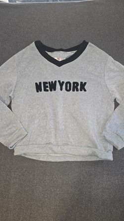 NWT Bomy Collection Gray V-Neck "NEW YORK" Graphic Sweatshirt - Size M