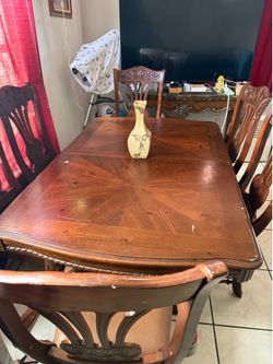 Comedor de madera. 6 sillas