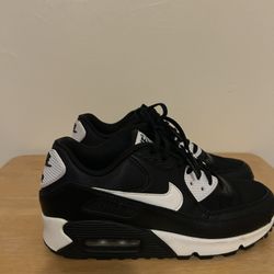 New Women’s Nike Air Max – Black & White
