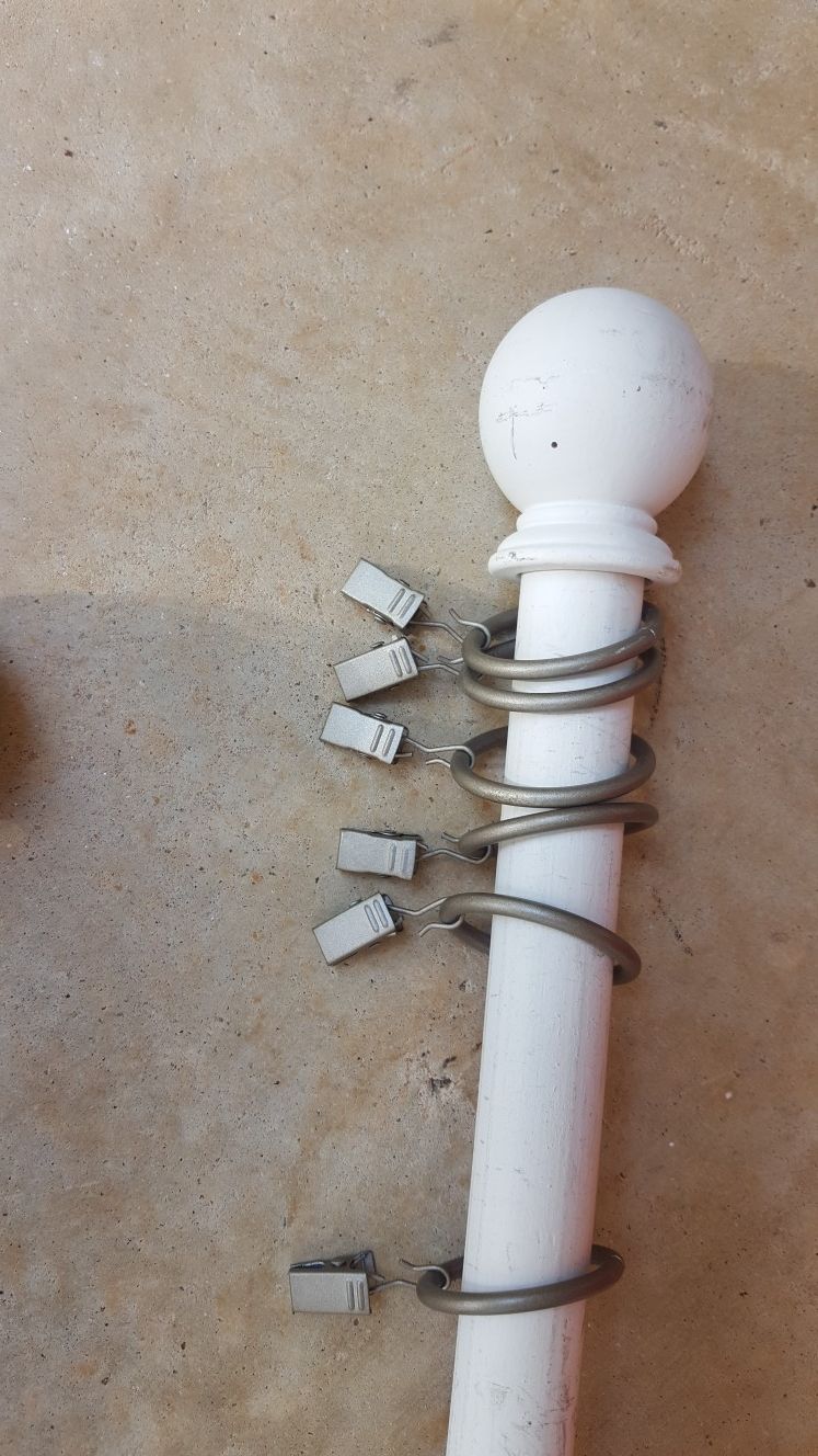 2 Curtain rod with clips