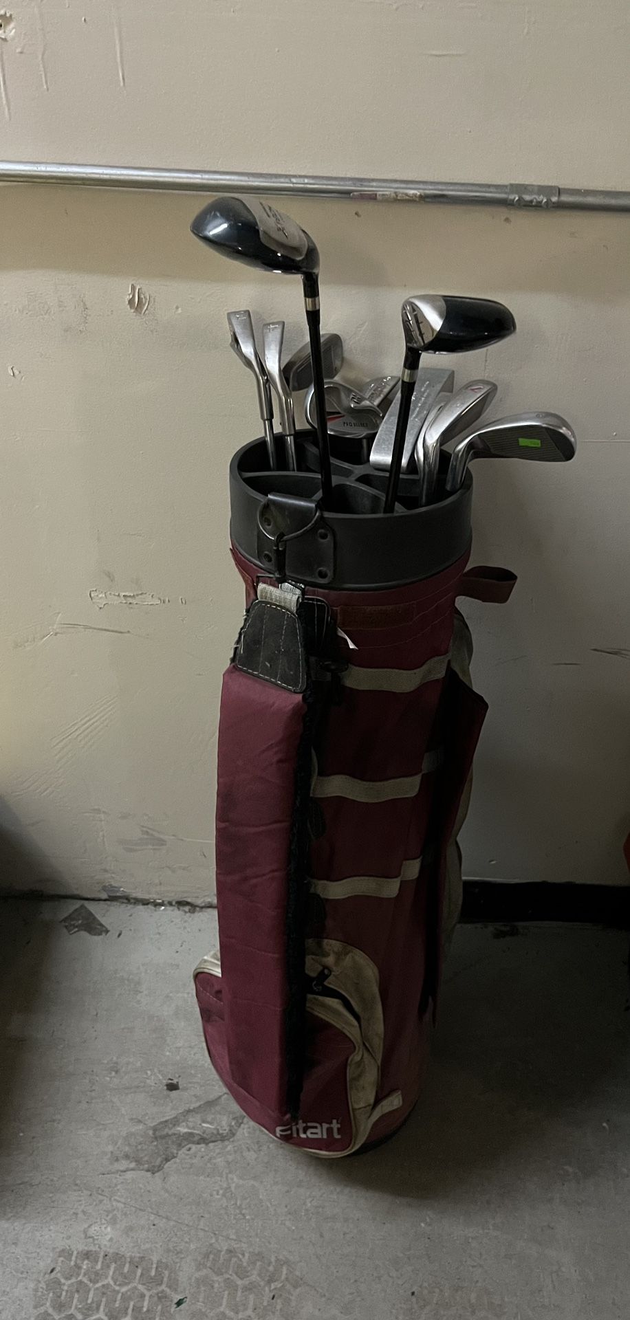 Used men’s right hand, golf set, mixed clubs, ready to play, comes with balls,
