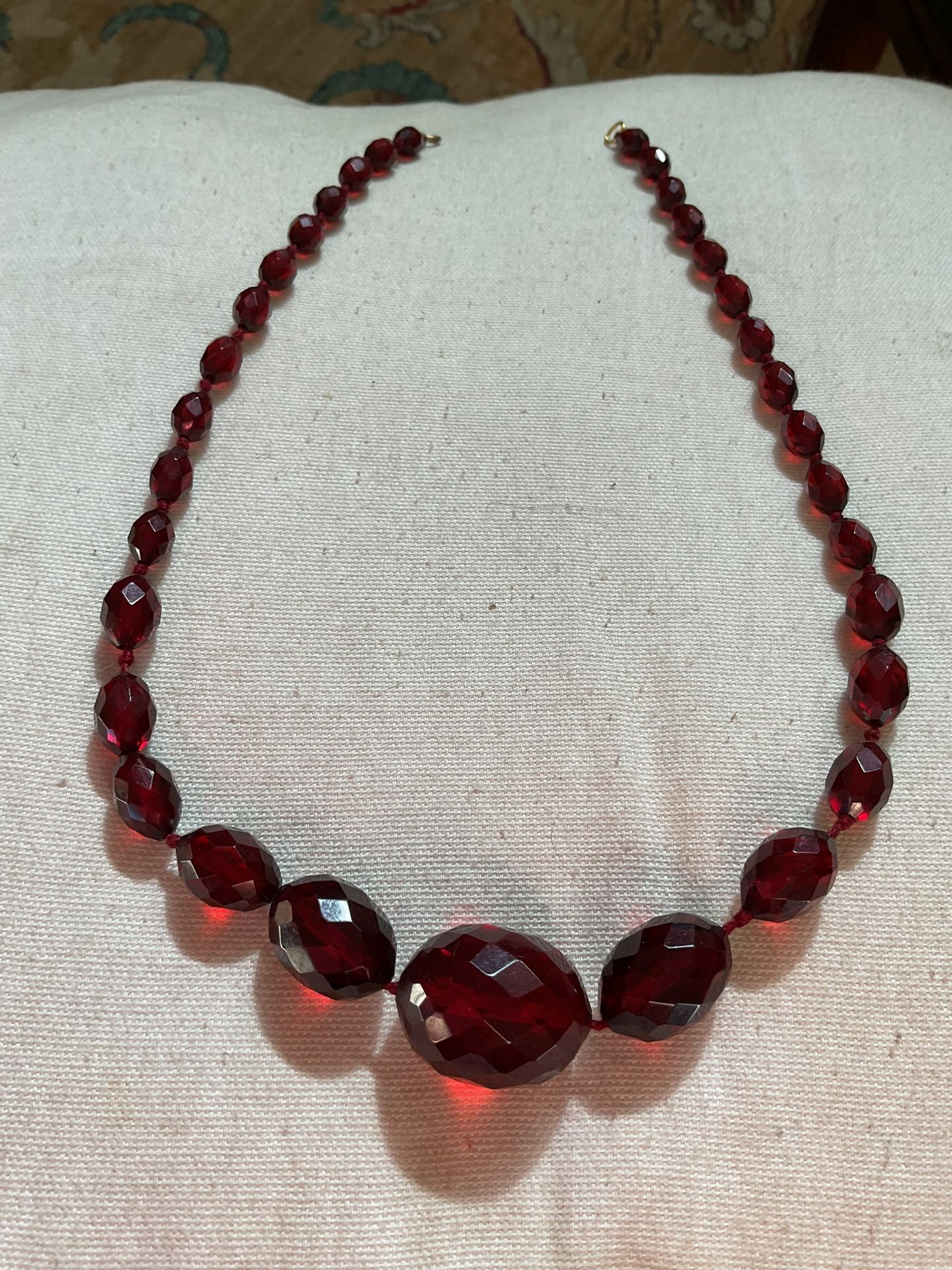 BEAUTIFUL VINTAGE RED AMBER FACETED NECKLACE. THE TOTAL LENGHT IS 22” INCHES. IN EXCELLENT CONDITION.