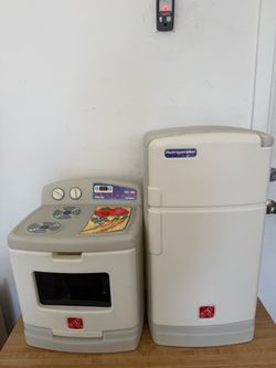 Step 2 Kids Play Kitchen Stove and Refrigerator Set