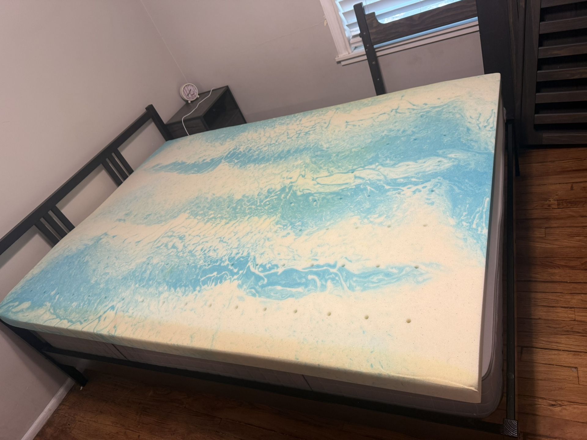 Full Size Bed With Frame, Mattress And Topper 