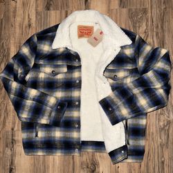 New men’s size medium Levi’s Sherpa jacket 