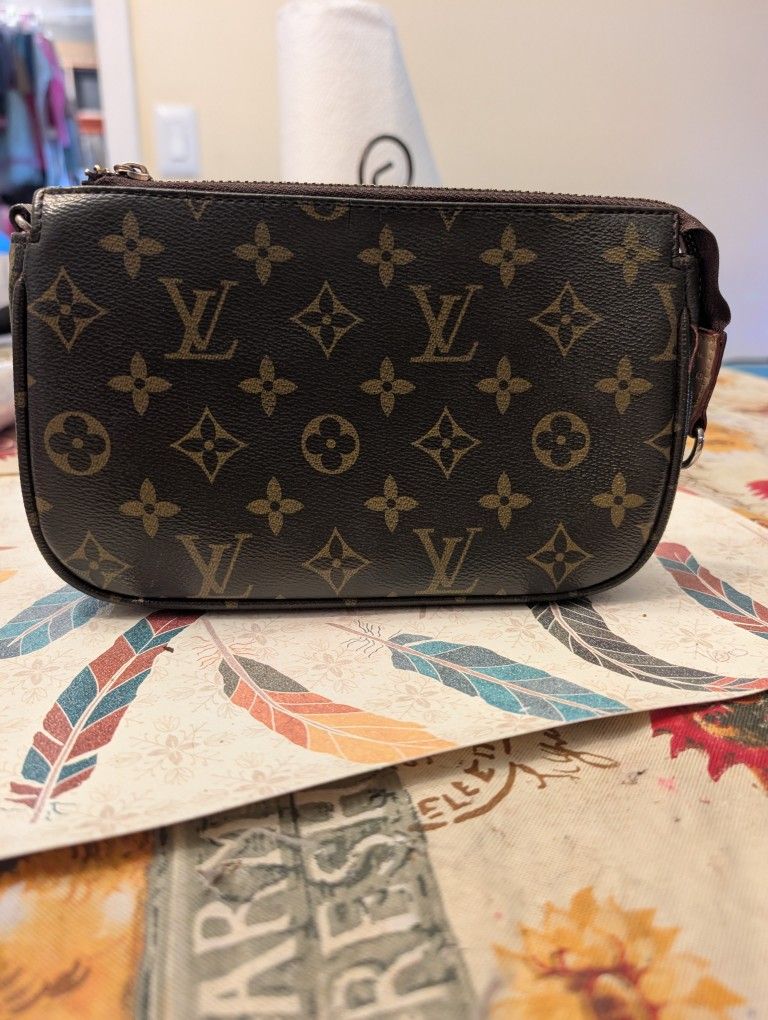 Louis Vuitton Pochette Volga in monogram canvas. 