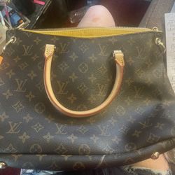 Louis Vuitton -Pallas Mm  Tote Bag- 