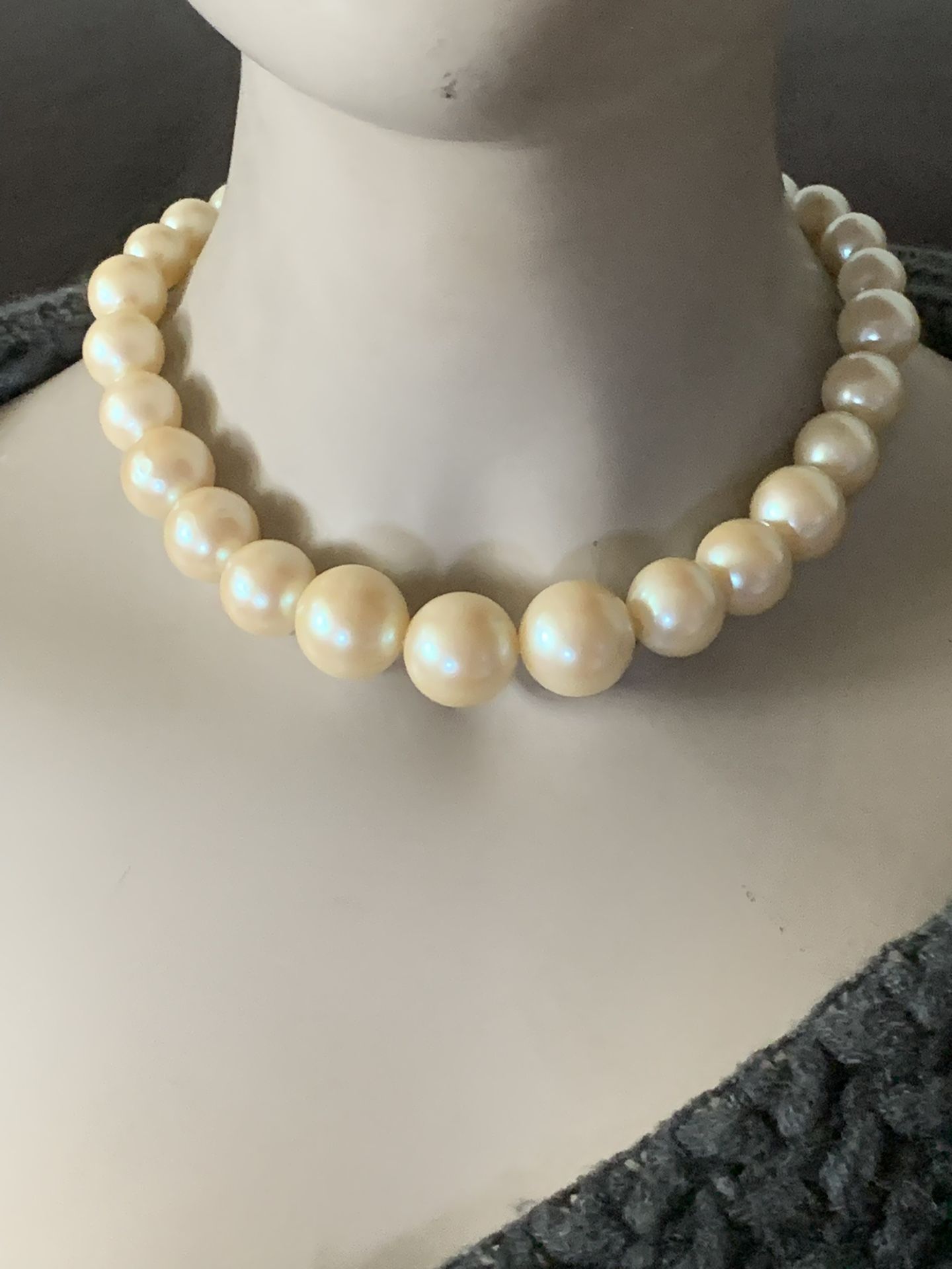 VINTAGE CUTE STRAND LARGE FAUX PEARL IVORY COLOR NECKLACE CHOKER  SILVER PLATED CLASP  15.5”  