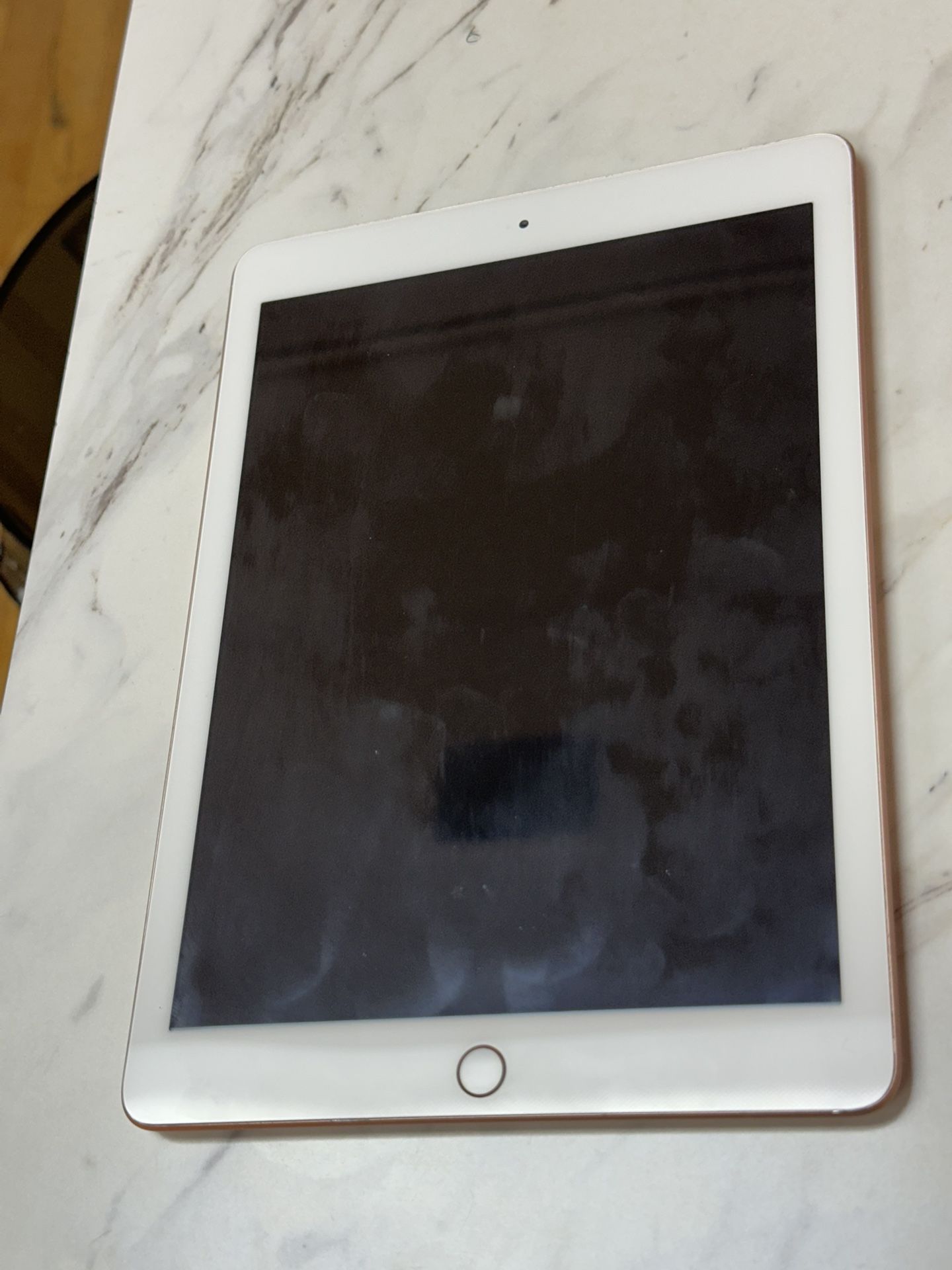 Apple iPad 6th gen 32GB Works Perfectly 