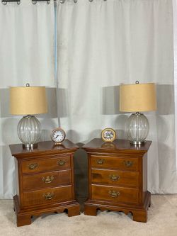 Classic Pair of Nightstands/ Bedside Tables / Mesas de anoche (2)