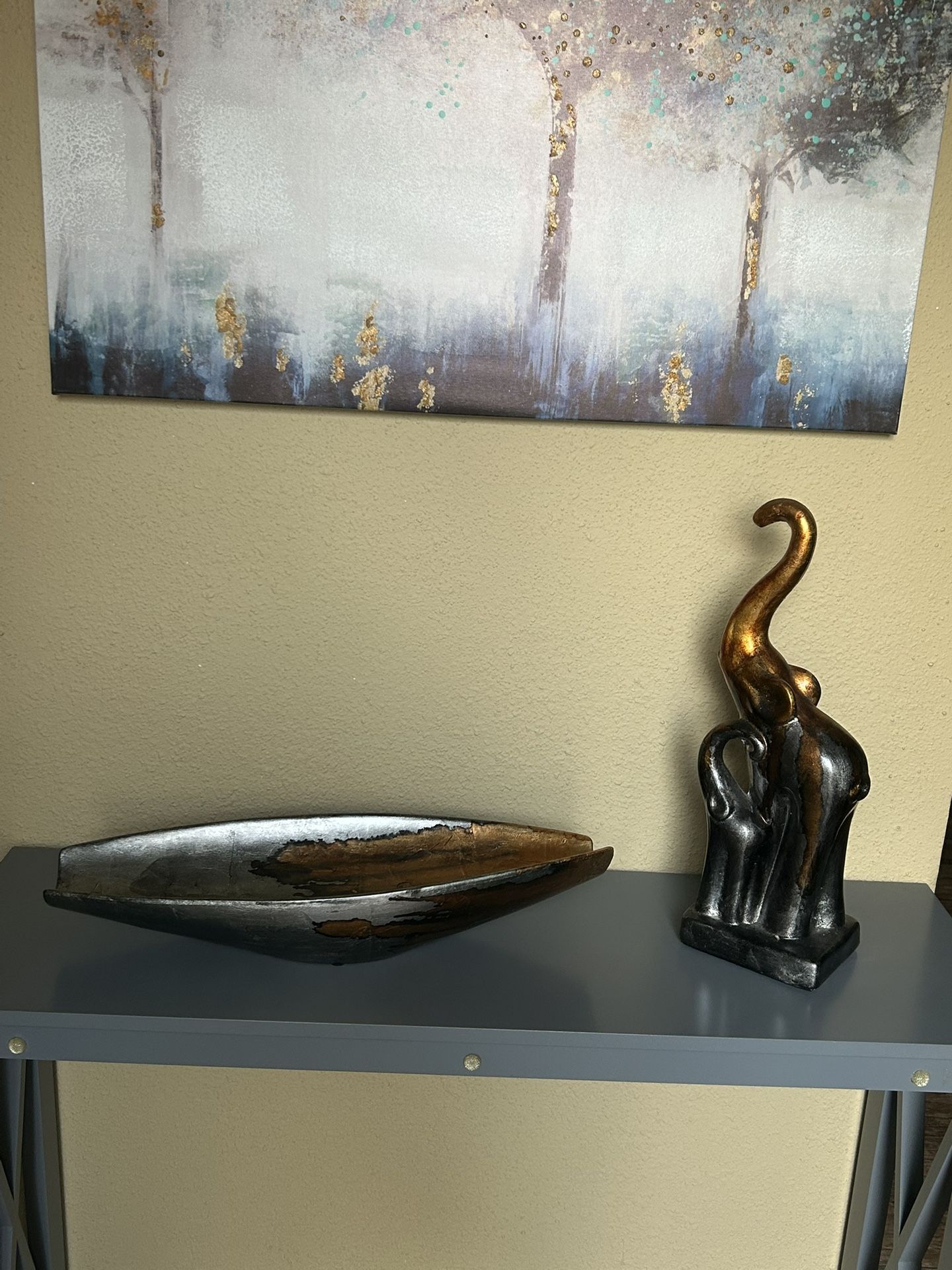 Very Beautiful Centerpiece with elephant decorative pieces