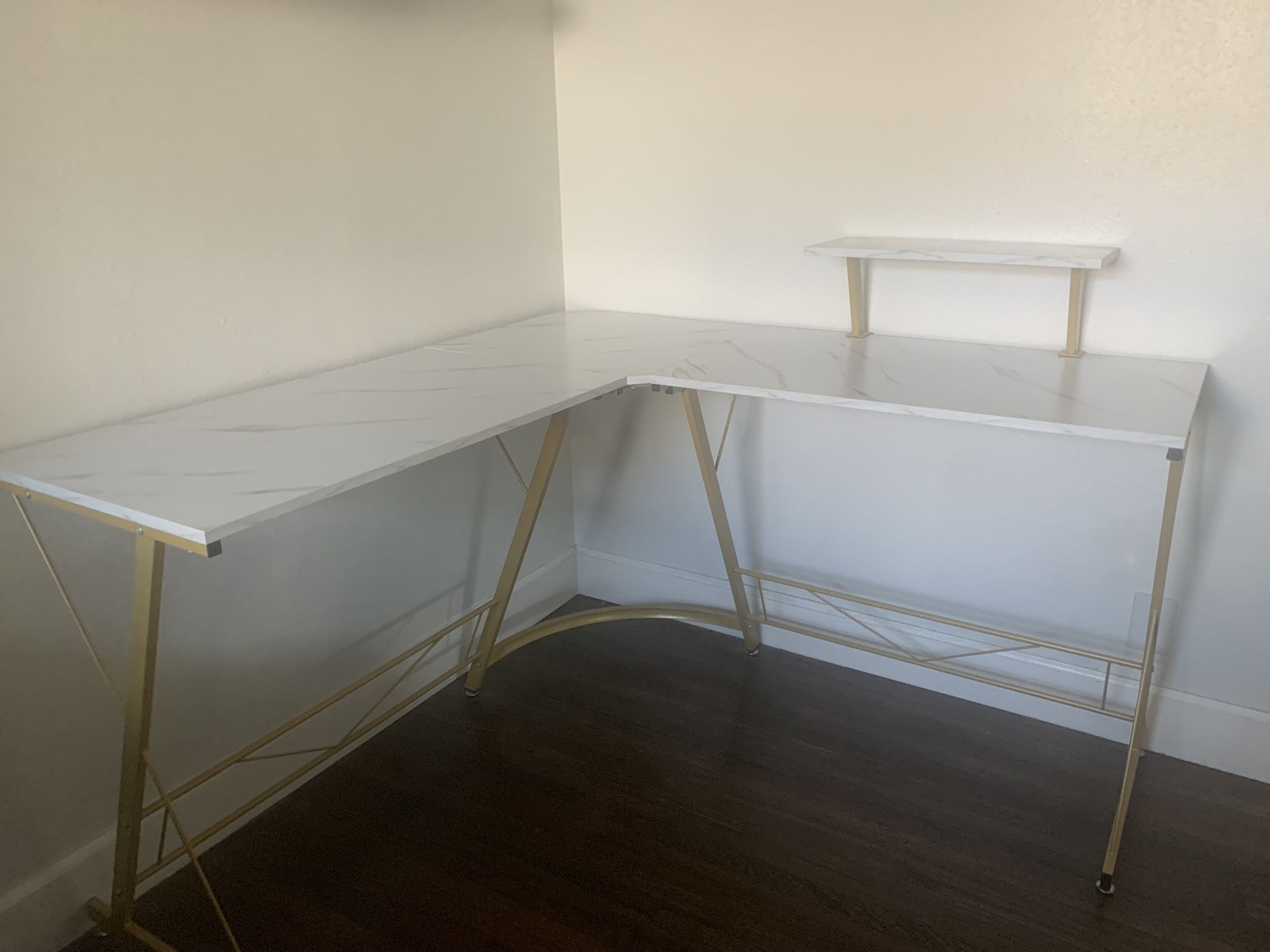 Beautiful Corner Desk - Like New