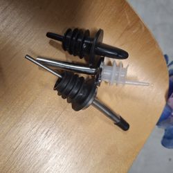 Set of Bottle Pourers
Pack of 8 stainless steel bottle pourers with rubber stoppers.