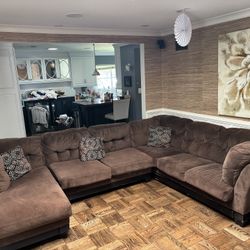 LARGE BROWN COMFY COUCH For Sale 