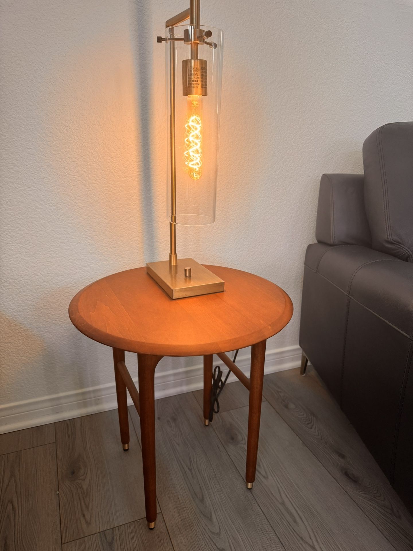 ROUND END TABLE