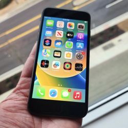 64GB Unlocked iPhone 8 In Excellent Condition Works With All Carriers 