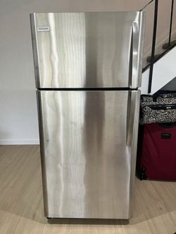 Frigidaire Top-Freezer Refrigerator