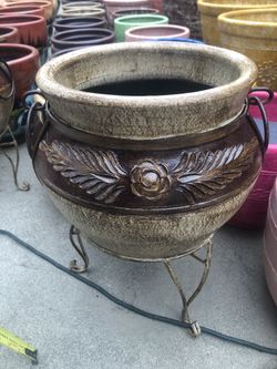 Small pot with stand