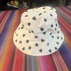 Urban outfit, heart hat