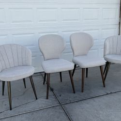 Like New 4 Chairs Dining Set 