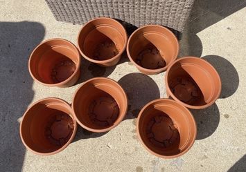 Set Of 7 Plastic Indoor Outdoor Planting Pots Excellent Condition