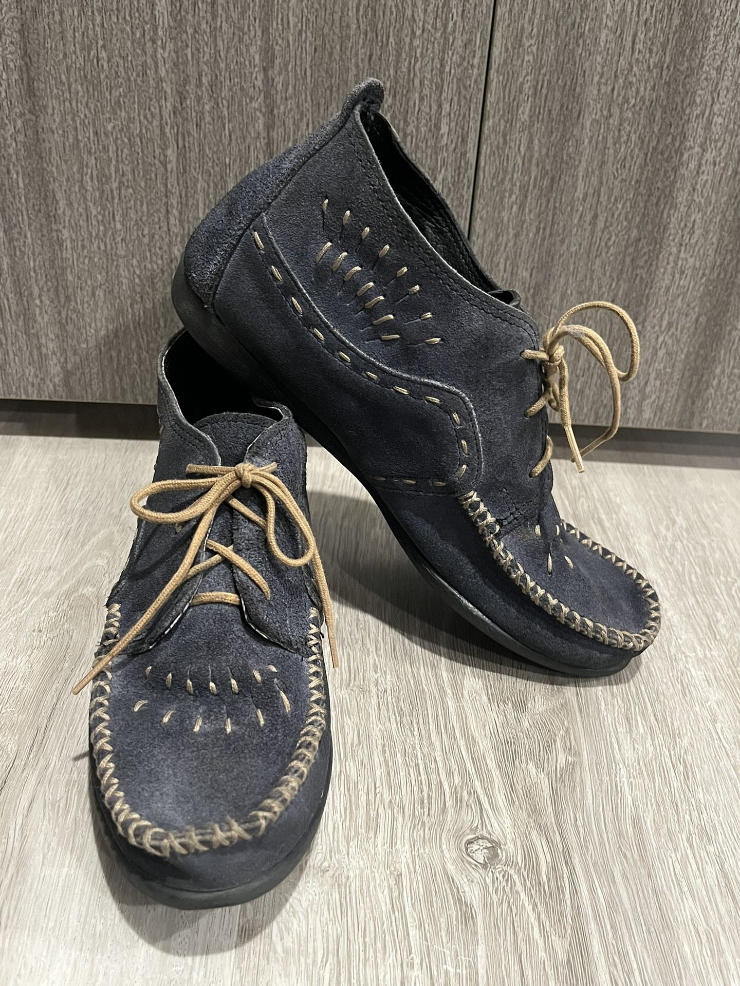 Women’s Minnetonka Blue Suede Leather Moccasins With Rubber Soles, Size 7