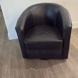Beautiful Black Leather, Single Couch. Swivel Base Couch. 