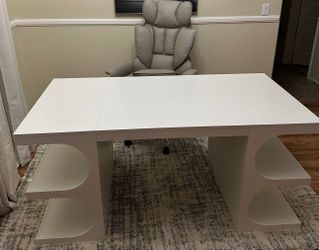 Office table and chair ,super clean and recently put together