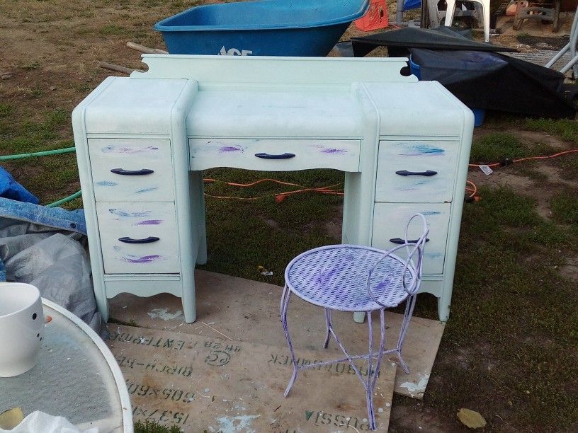 Antique Vanity Comes With Vanity Mirror