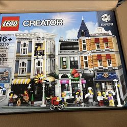 LEGO 10255 Creator Expert Assembly Square