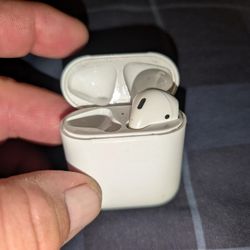 Apple Air Pod 2016 2nd Generation Selling Case Only Does Have One Airpod