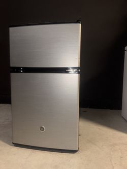 Mini GE Refrigerator (NEW)