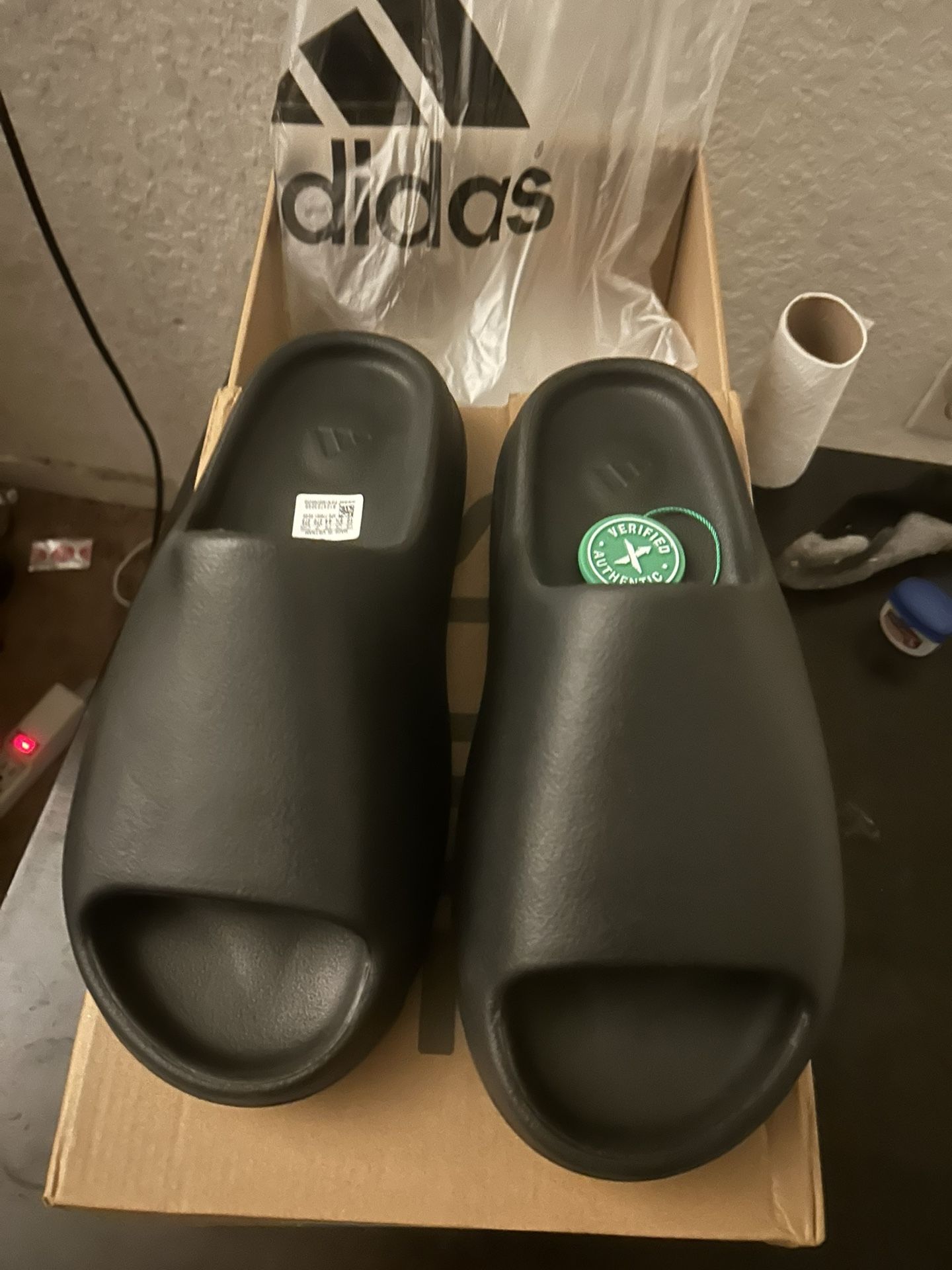 Black Yeezy Slides 85 Dollar Steal ๐โผ๏ธ(got 2 Pair )