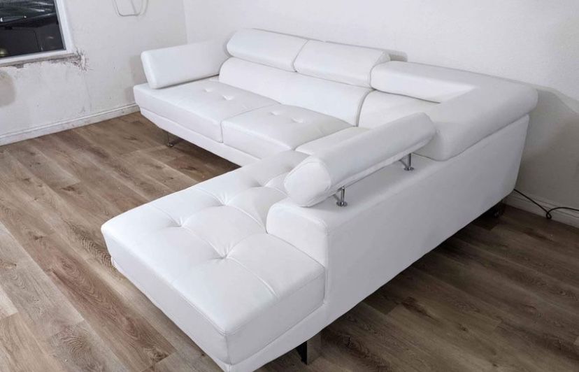 New Modern Leather Sectional Couch / Free Delivery 
