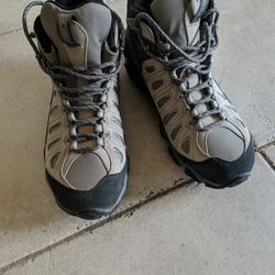 Oboz Women's Hiking Boots, size 101/2  Worn Twice)