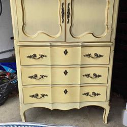 French Provincial Chest Of Drawers beautifully Finished in Neutral Color