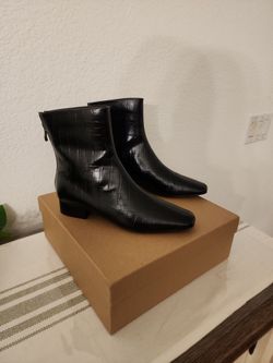 New Women's booties size (6.5)