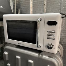 LIKE NEW: EMERSON MICROWAVE