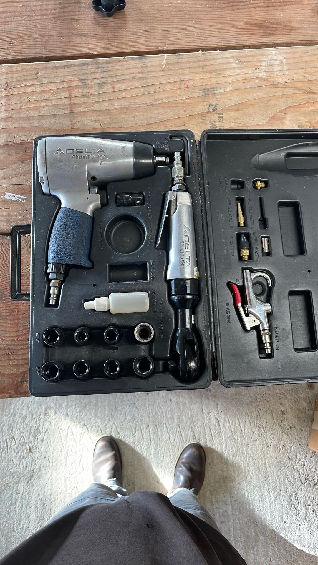 Pneumatic impact wrench