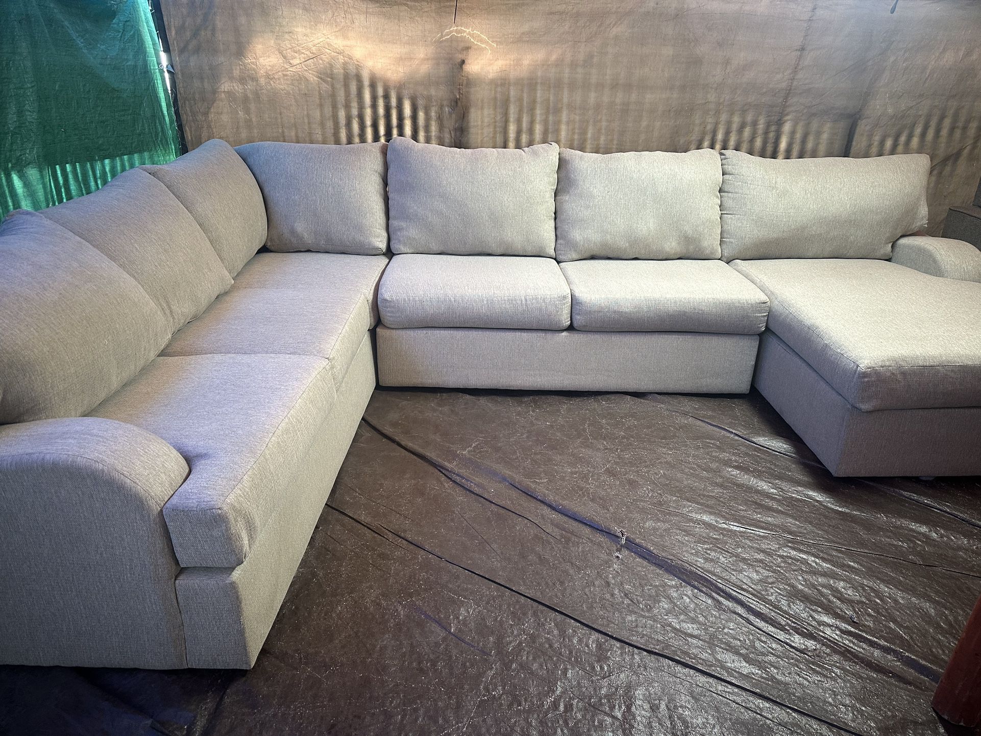 Sectional couch great condition no flaws we sell all the time delivery extra 40 local