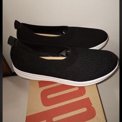 New Women’s Fitflop Uberknit slip on ballerina. Round toe. Stretchy. Slip on. Black. Brand new in the box Size 9