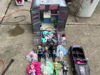 The selected items appear to be various Rainbow High and Shadow High fashion dolls, featuring articulated bodies and detailed outfits