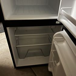 Whirl Pool Mini Fridge 60 Obo