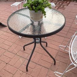 Mesita $30.00 Planta $20.00 